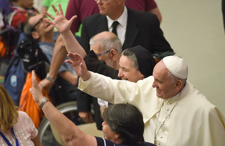 Aula Paolo VI, 11 gennaio 2016: convegno Cei per il 25° del Settore per la catechesi delle persone disabili - Papa Francesco saluta persone con suor Veronica Donatello