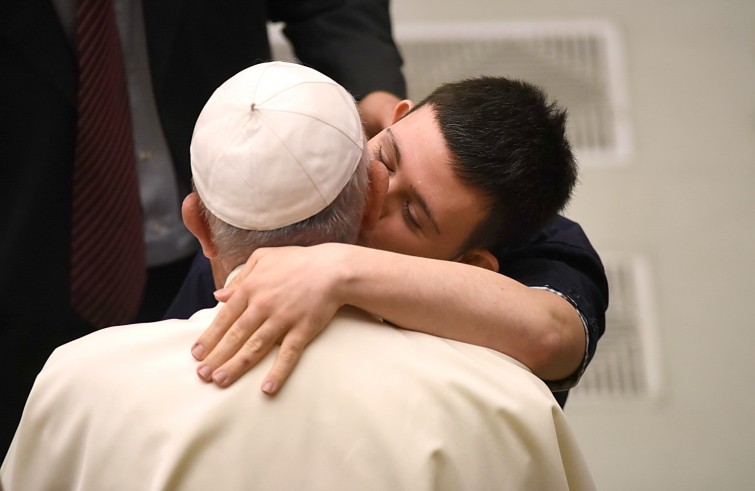 Aula Paolo VI, 11 gennaio 2016: convegno Cei per il 25° del Settore per la catechesi delle persone disabili - Papa Francesco abbracciato da un ragazzo down