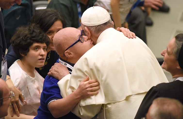 Aula Paolo VI, 11 gennaio 2016: convegno Cei per il 25° del Settore per la catechesi delle persone disabili - Papa Francesco saluta un ragazzo disabile