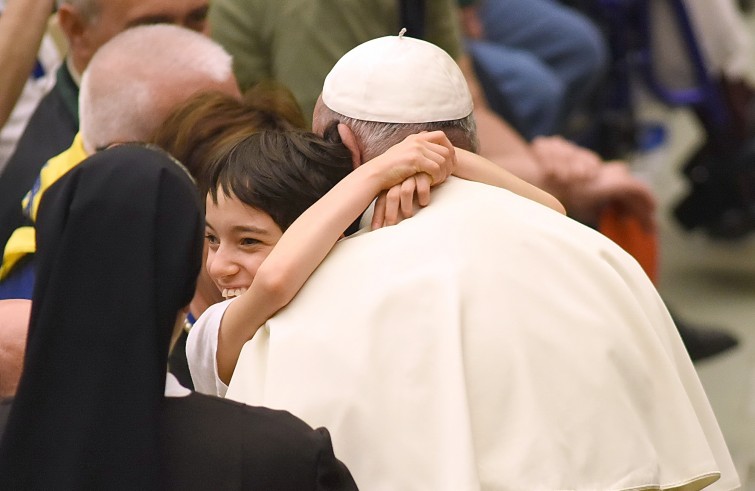 Aula Paolo VI, 11 gennaio 2016: convegno Cei per il 25° del Settore per la catechesi delle persone disabili - Papa Francesco abbracciato da una ragazza disabile