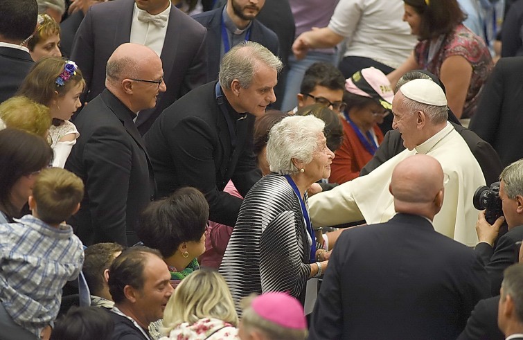 Aula Paolo VI, 11 gennaio 2016: convegno Cei per il 25° del Settore per la catechesi delle persone disabili - Papa Francesco saluta don Carmine Arice