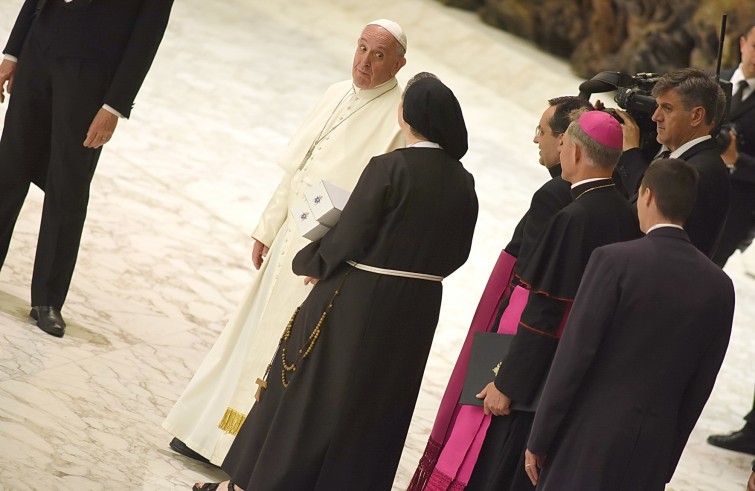 Aula Paolo VI, 11 gennaio 2016: convegno Cei per il 25° del Settore per la catechesi delle persone disabili - Papa Francesco scherza con suor Veronica Donatello