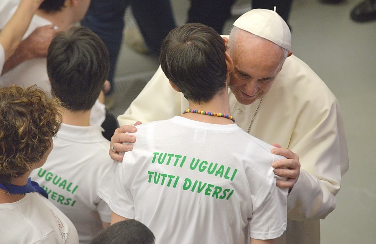 Aula Paolo VI, 11 gennaio 2016: convegno Cei per il 25° del Settore per la catechesi delle persone disabili - Papa Francesco saluta volontari 