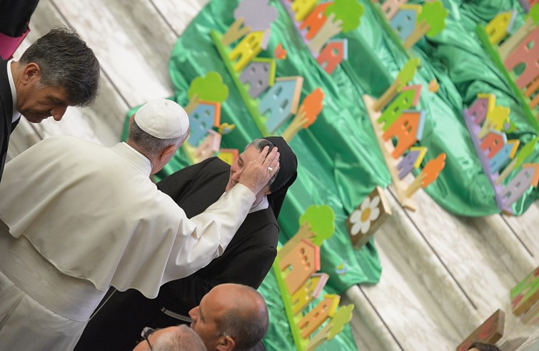 Aula Paolo VI, 11 gennaio 2016: convegno Cei per il 25° del Settore per la catechesi delle persone disabili - Papa Francesco benedice suor Veronica Donatello