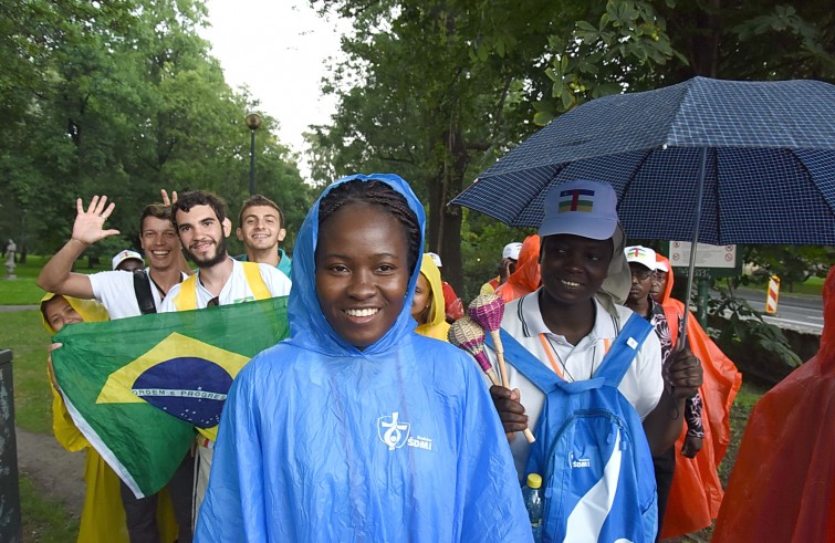 Gmg 2016 Cracovia, 26 luglio 2016: giovani Centrafrica sotto la pioggia