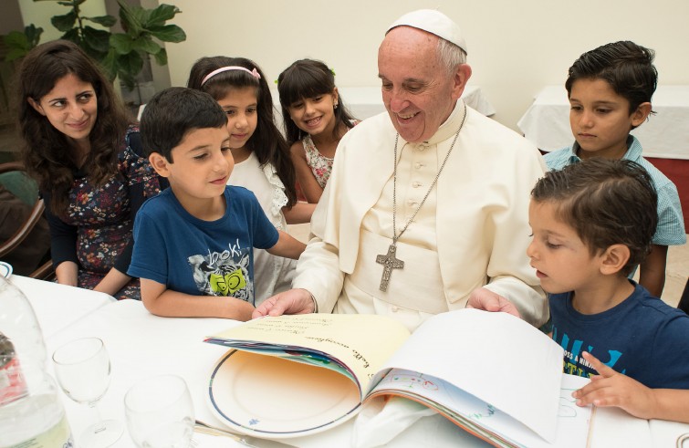 Papa Francesco pranza con un gruppo di 21 rifugiati siriani (Vaticano, 11 agosto 2016)