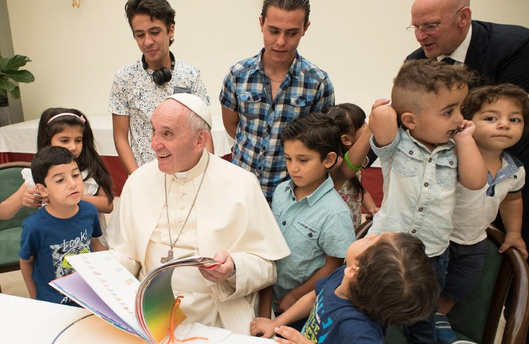 Papa Francesco pranza con un gruppo di 21 rifugiati siriani (Vaticano, 11 agosto 2016)