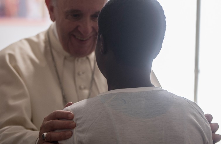 Papa Francesco visita una casa della “Comunità Giovanni XXIII” nel quadro dei “Venerdì della Misericordia” (Roma, 12 agosto 2016)