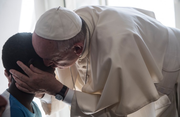 Papa Francesco visita una casa della “Comunità Giovanni XXIII” nel quadro dei “Venerdì della Misericordia” (Roma, 12 agosto 2016)