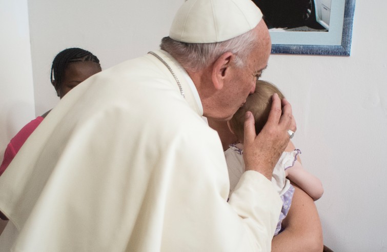 Papa Francesco visita una casa della “Comunità Giovanni XXIII” nel quadro dei “Venerdì della Misericordia” (Roma, 12 agosto 2016)