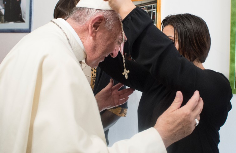 Papa Francesco visita una casa della “Comunità Giovanni XXIII” nel quadro dei “Venerdì della Misericordia” (Roma, 12 agosto 2016)