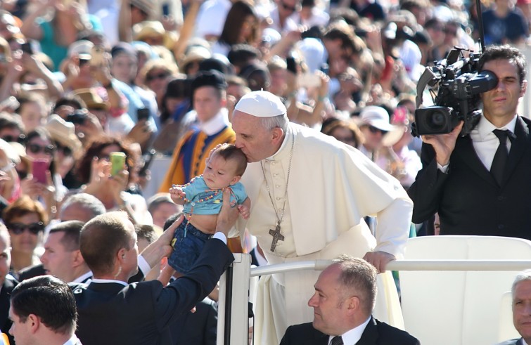 Piazza San Pietro, 24 agosto 2016: Udienza generale Papa Francesco - Papa Francesco bacia un neonato