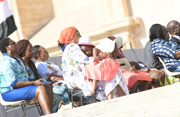 Piazza San Pietro, 24 agosto 2016: Udienza generale Papa Francesco - Bambina di colore dorme in braqccio alla mamma