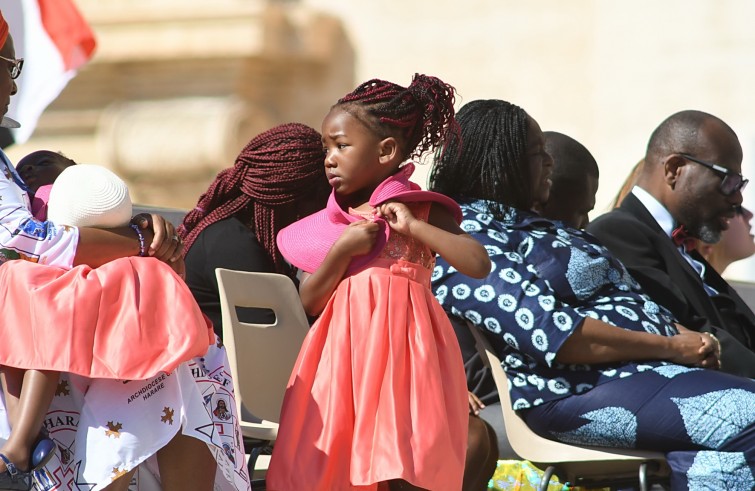 Piazza San Pietro, 24 agosto 2016: Udienza generale Papa Francesco - Bambina di colore