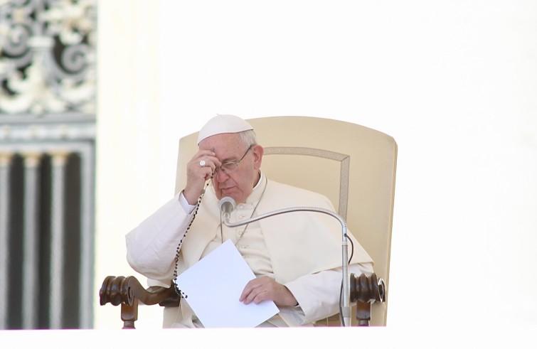 Piazza San Pietro, 24 agosto 2016: Udienza generale Papa Francesco - Papa Francesco si segna sulla fronte con crocefisso corona rosario