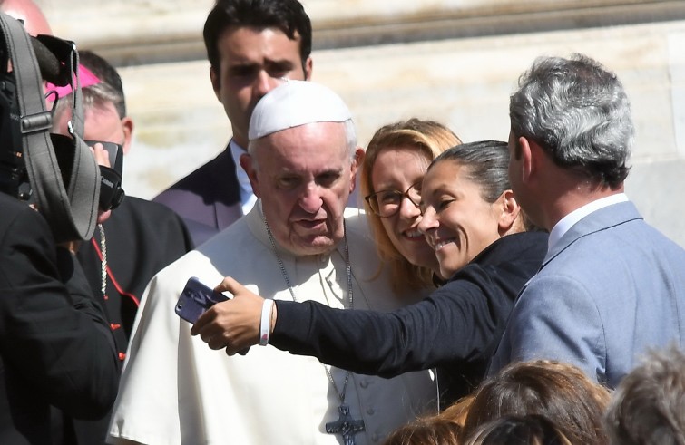 Piazza San Pietro, 24 agosto 2016: Udienza generale Papa Francesco - Papa Francesco selfie con Monica Contrafatto e Oxana Corso, Italia paralimpiadi Rio 2016