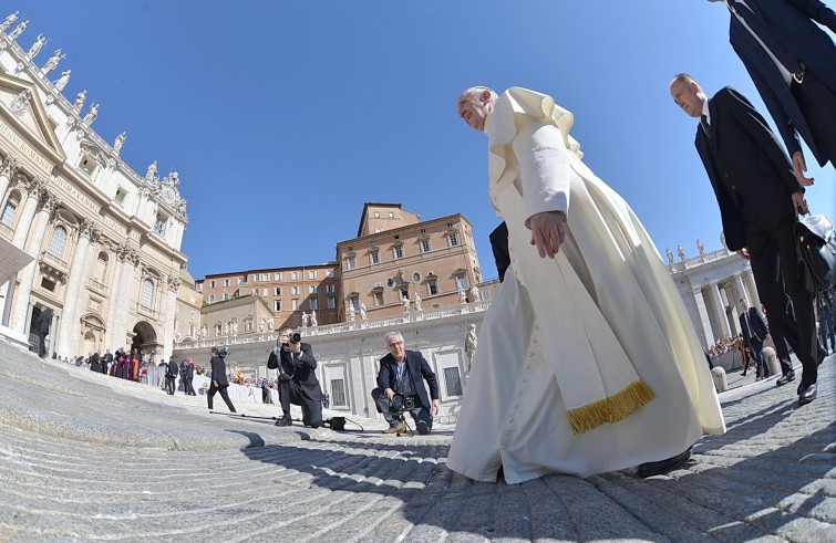 Piazza San Pietro, 24 agosto 2016: Udienza generale Papa Francesco - Papa Francesco sale verso Basilica San Pietro