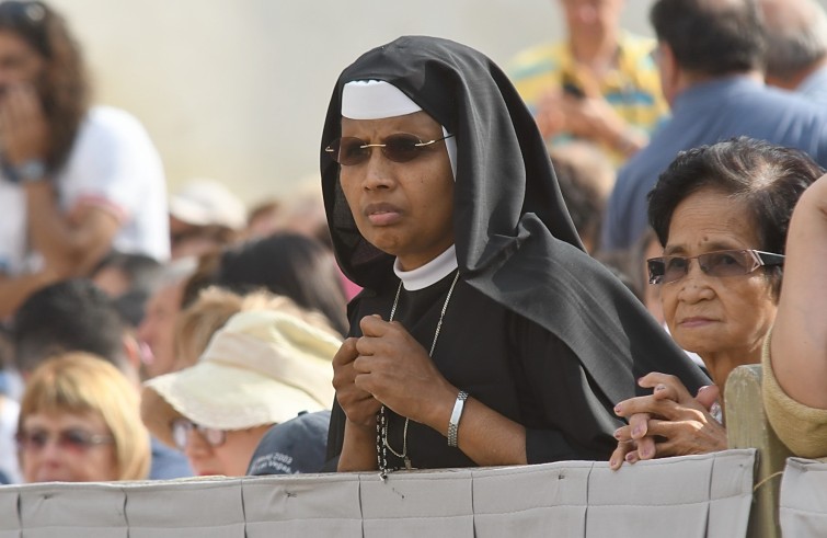 Piazza San Pietro, 31 agosto 2016: Udienza generale Papa Francesco - suora prega con Rosario