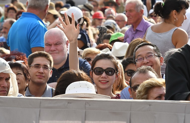 Piazza San Pietro, 31 agosto 2016: Udienza generale Papa Francesco - oreintale saluta