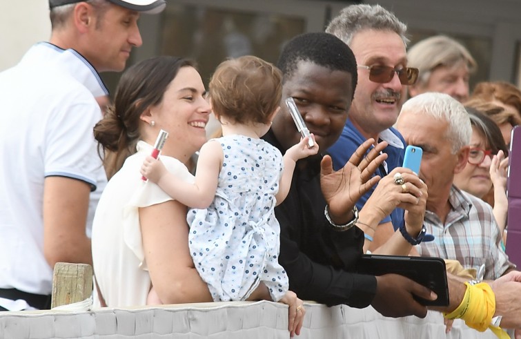 Piazza San Pietro, 31 agosto 2016: Udienza generale Papa Francesco - sacerdote di colore saluta bambina