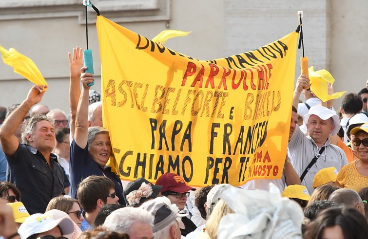 Piazza San Pietro, 31 agosto 2016: Udienza generale Papa Francesco - fedeli da Mantova con striscione