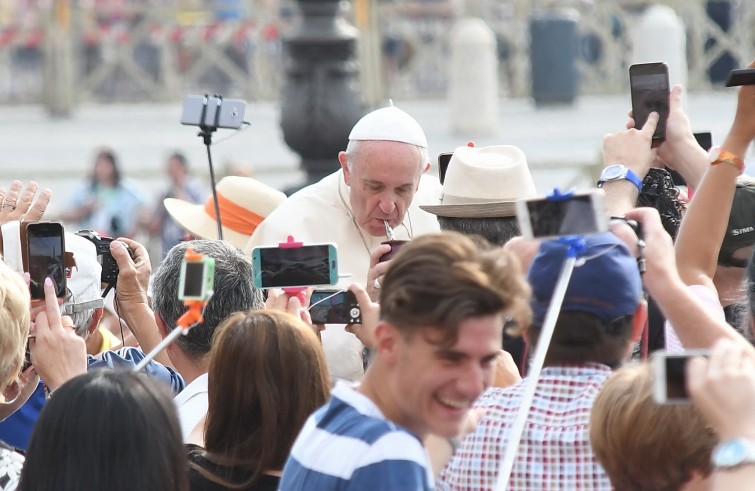 Piazza San Pietro, 31 agosto 2016: Udienza generale Papa Francesco - Papa Francesco beve del mate