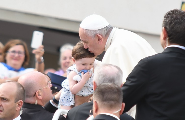 Piazza San Pietro, 31 agosto 2016: Udienza generale Papa Francesco - Papa Francesco saluta una bambina