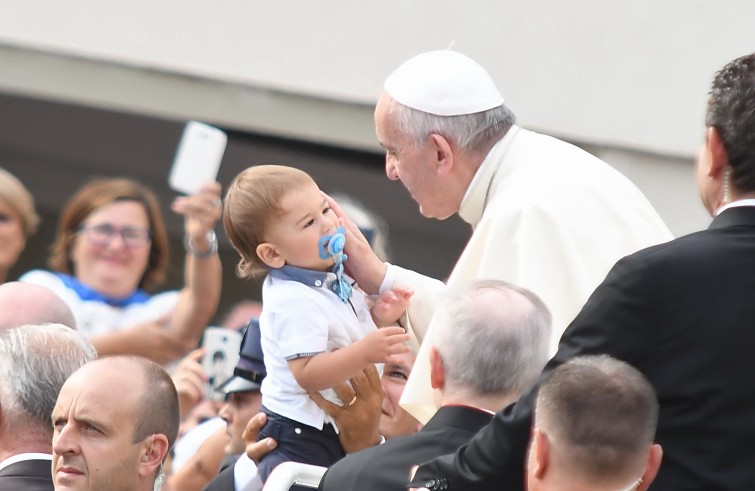 Piazza San Pietro, 31 agosto 2016: Udienza generale Papa Francesco - Papa Francesco saluta un bambino