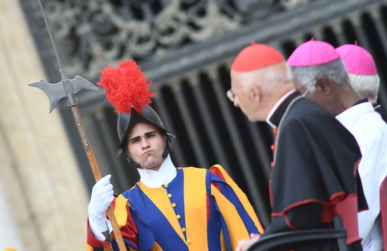 Piazza San Pietro, 31 agosto 2016: Udienza generale Papa Francesco - Guardia svizzera con cardinale e vescovi