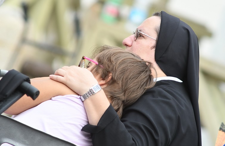 Piazza San Pietro, 31 agosto 2016: Udienza generale Papa Francesco - suora abbraccia bambina malata