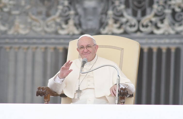 Piazza San Pietro, 31 agosto 2016: Udienza generale Papa Francesco - Papa Francesco saluta dalla poltrona