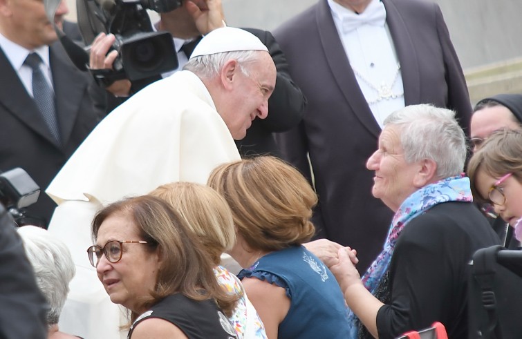 Piazza San Pietro, 31 agosto 2016: Udienza generale Papa Francesco - Papa Francesco saluta malati