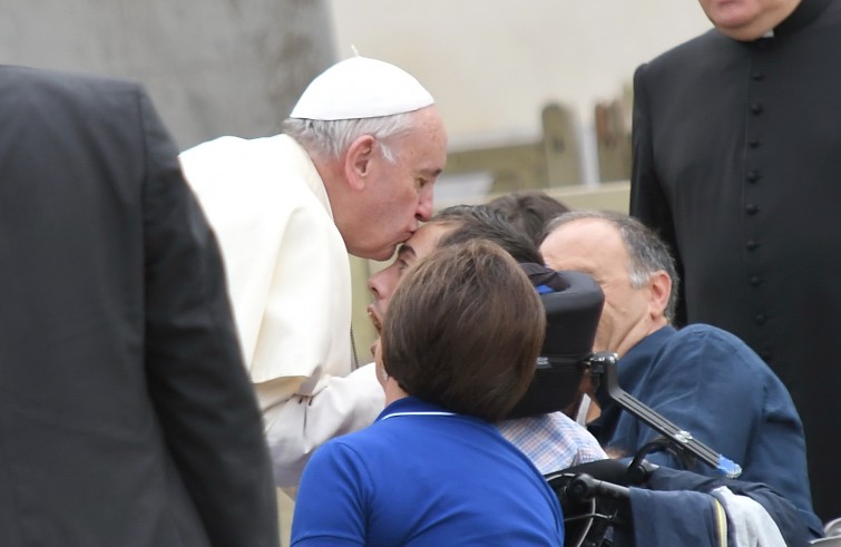 Piazza San Pietro, 31 agosto 2016: Udienza generale Papa Francesco - Papa Francesco saluta malati