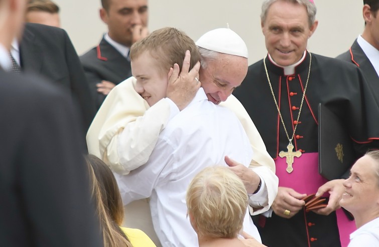 Piazza San Pietro, 31 agosto 2016: Udienza generale Papa Francesco - Papa Francesco saluta malati