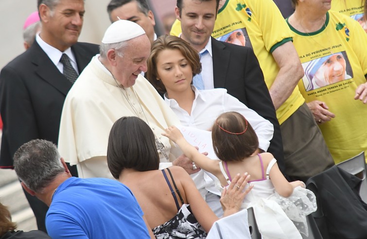 Piazza San Pietro, 31 agosto 2016: Udienza generale Papa Francesco - Papa Francesco saluta malati