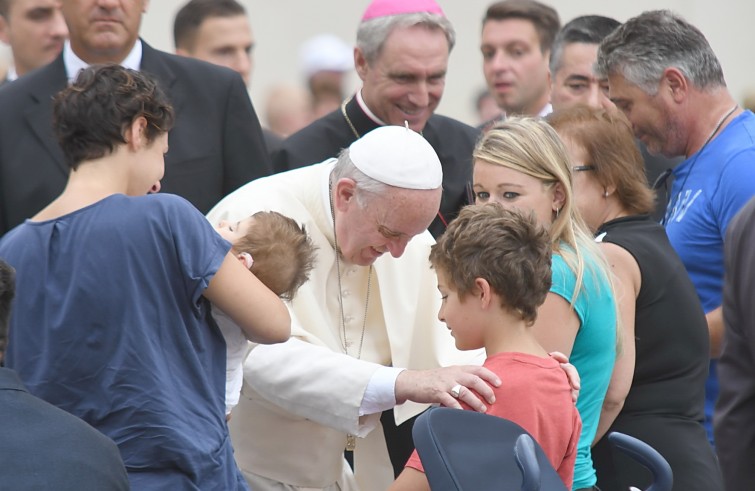 Piazza San Pietro, 31 agosto 2016: Udienza generale Papa Francesco - Papa Francesco saluta un bambino