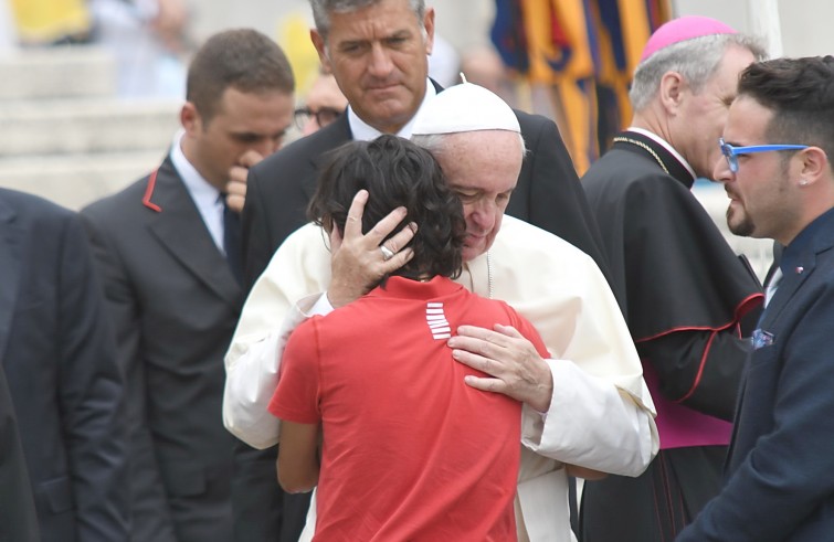 Piazza San Pietro, 31 agosto 2016: Udienza generale Papa Francesco - Papa Francesco saluta malati