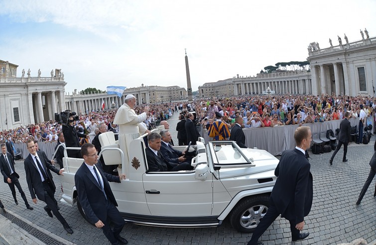 Piazza San Pietro, 31 agosto 2016: Udienza generale Papa Francesco - Papa Francesco in auto