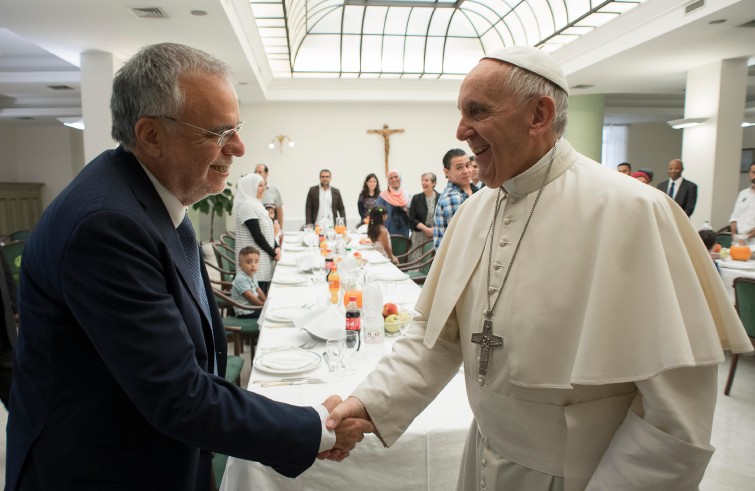 Papa Francesco pranza con un gruppo di 21 rifugiati siriani (Vaticano, 11 agosto 2016)