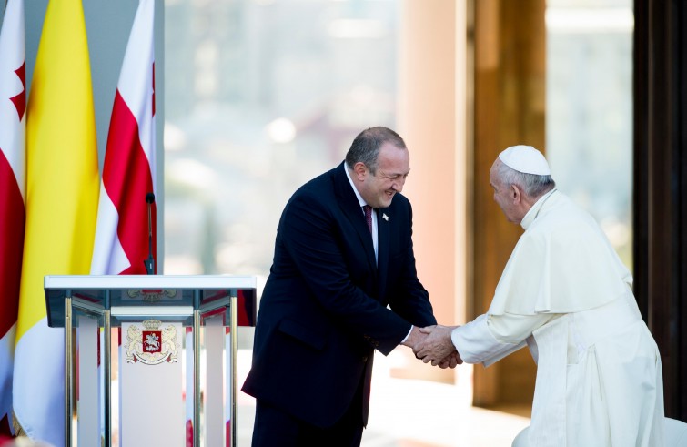 Papa Francesco incontra il presidente della Georgia e le autorità del Paese (Tbilisi, 30 settembre 2016)