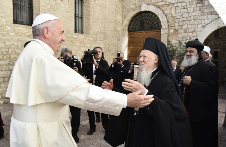 Papa Francesco abbraccia il Patriarca Bartolomeo I (Assisi, 20 settembre 2016)