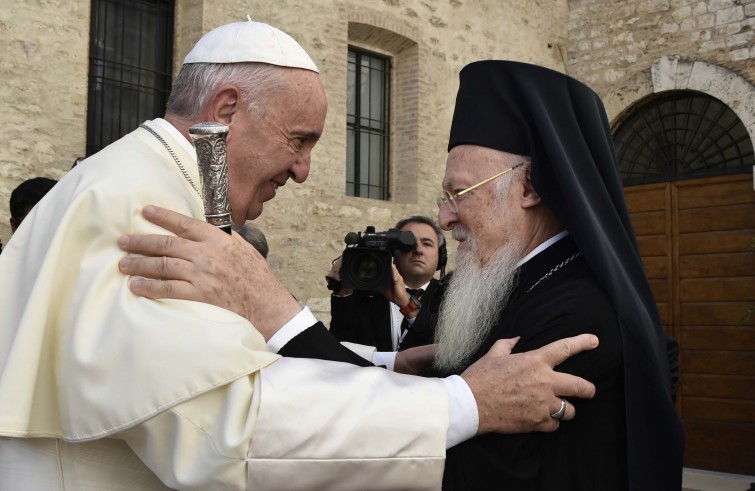 Papa Francesco abbraccia il Patriarca Bartolomeo I (Assisi, 20 settembre 2016)