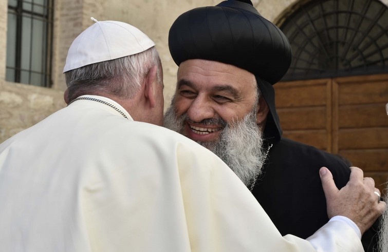 Papa Francesco abbraccia il Patriarca siro-ortodosso di Antiochia, Efrem II (Assisi, 20 settembre 2016)