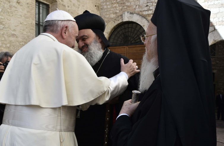 Papa Francesco abbraccia il Patriarca siro-ortodosso di Antiochia, Efrem II (Assisi, 20 settembre 2016)