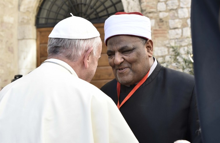 Papa Francesco abbraccia Abbas Shuman, vice-presidente dell’Università di Al-Azhar (Assisi, 20 settembre 2016)