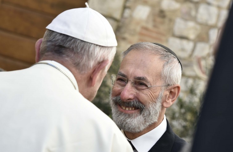 Papa Francesco abbraccia il rabbino capo di Roma, Riccardo di Segni (Assisi, 20 settembre 2016)