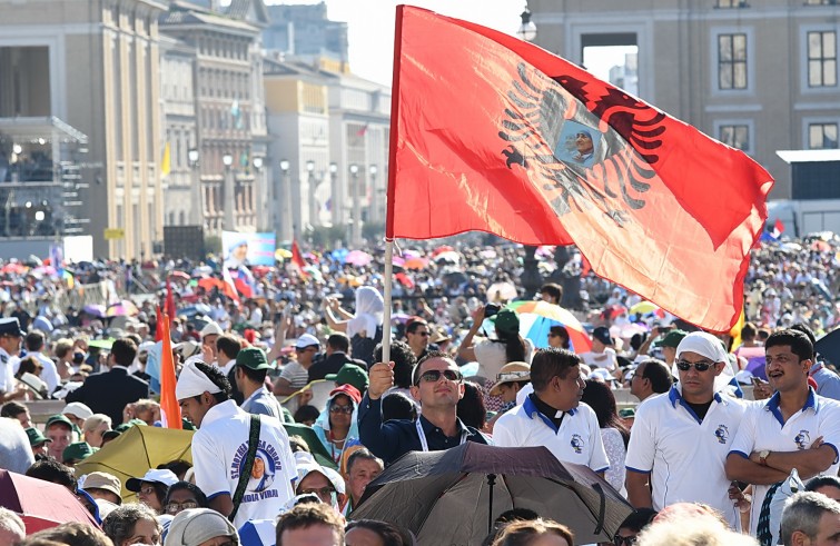 Piazza San Pietro, 4 settembre 2016: canonizzazione Madre Teresa di Calcutta - bandiera Albania con immagine Madre Teresa di Calcutta