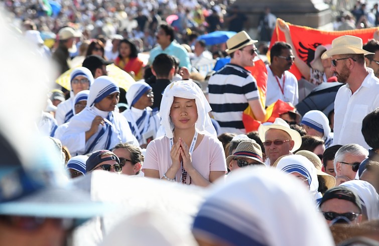 Piazza San Pietro, 4 settembre 2016: canonizzazione Madre Teresa di Calcutta - ragazza orientale raccolta in preghiera