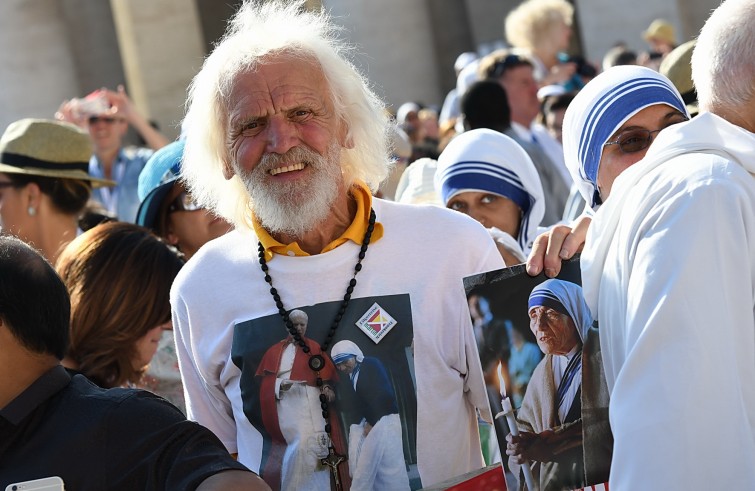 Piazza San Pietro, 4 settembre 2016: canonizzazione Madre Teresa di Calcutta - fedele con immagini di Madre Teresa di Calcutta