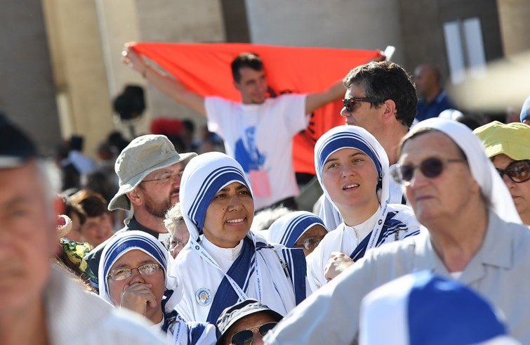 Piazza San Pietro, 4 settembre 2016: canonizzazione Madre Teresa di Calcutta - Missionarie della carità con bandiera Albania